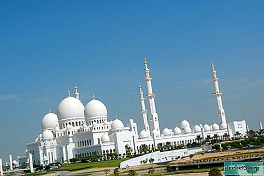 Mezquita Blanca en Abu Dhabi - patrimonio arquitectónico de los Emiratos
