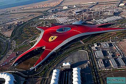 O que é interessante sobre o Ferrari World Park em Abu Dhabi?