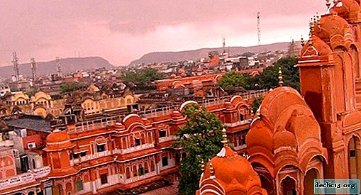 What attracts tourists to the "Pink City" Jaipur