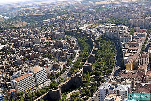 दियारबाकिर तुर्की का एक समृद्ध इतिहास वाला एक कठोर शहर है
