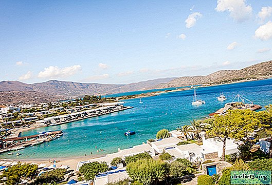 Elounda - praias e atrações de um resort em Creta