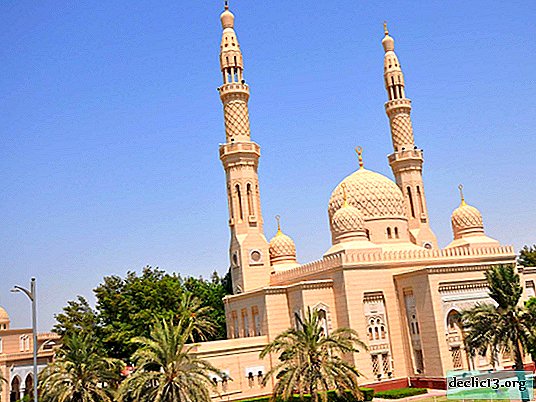 Mesquita de Jumeirah em Dubai - um exemplo da cultura islâmica moderna
