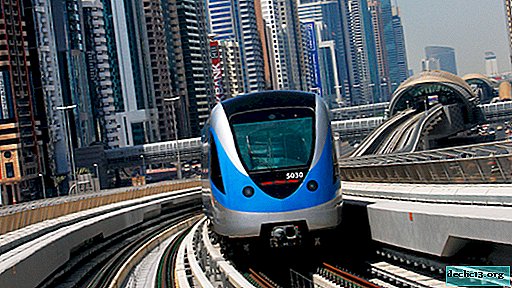 Die Metro von Dubai ist eine bequeme Möglichkeit, sich in der Stadt fortzubewegen