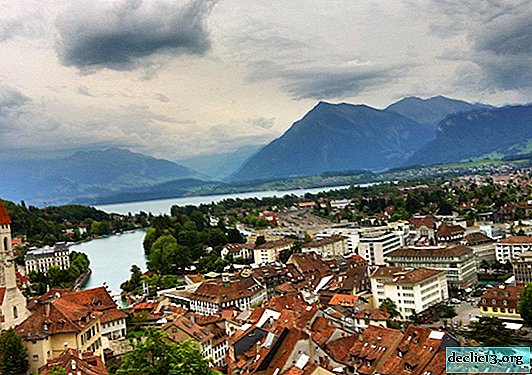 Thun - mesto a jazero vo Švajčiarsku