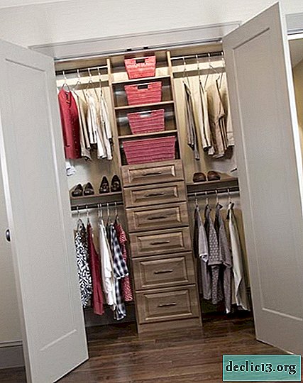 قواعد لتصميم غرفة خلع الملابس في 2 متر مربع ، أمثلة الصورة
