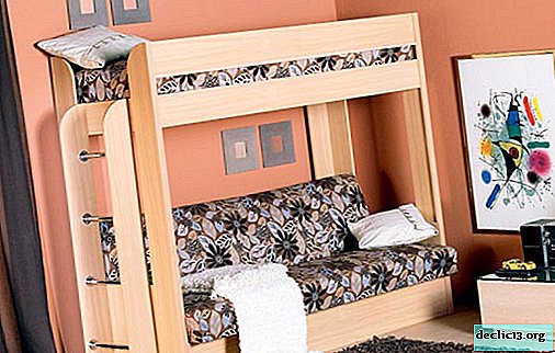 Kompaktné podkrovné postele s pohovkou v interiéri malých izieb