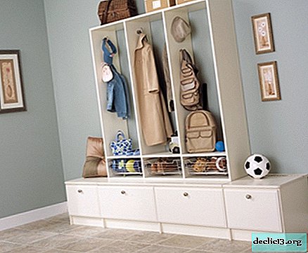 Le choix de cintres avec une table de chevet pour un couloir sous les chaussures, modèles existants