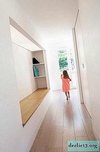 Hall d'entrée blanc - une image claire de l'intérieur de la maison