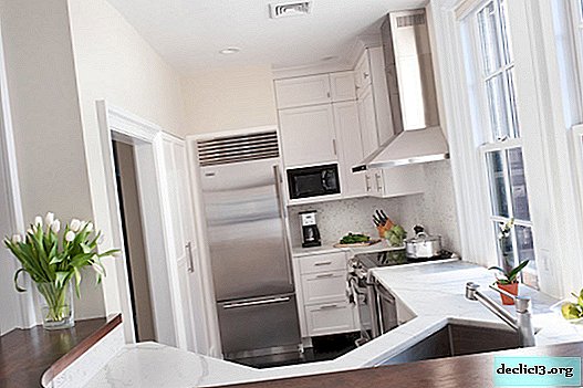 Hűtőszekrény a modern konyha belsejében