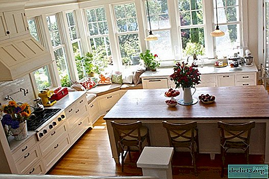 Interior da cozinha com janela