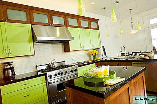 Interior da cozinha verde clara - frescor de primavera no apartamento