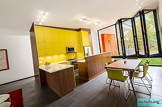 Dapur dalaman kuning - sinar matahari di apartmen
