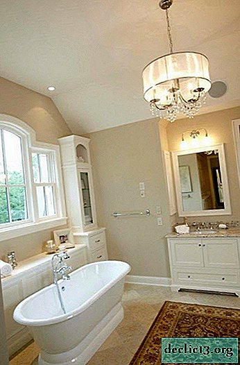 Lustre dans la salle de bain - une touche de finition luxueuse à l'intérieur