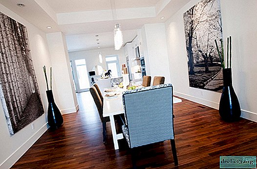 Dekorationen av väggarna i lägenheten med dekor och konst