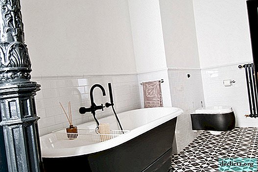 Elegantna in brezčasna kombinacija črne in bele v notranjosti kopalnice