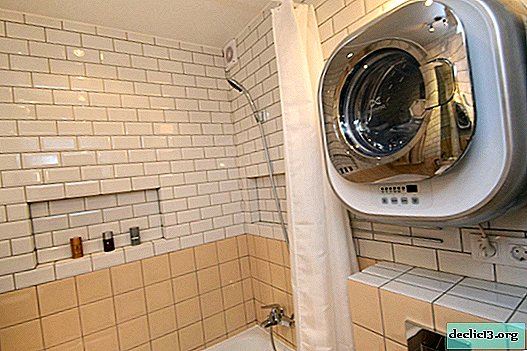 Lavadora en el baño: la ubicación de la mini-lavandería en la sala de higiene.