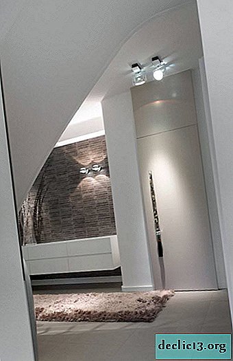 Uma aconchegante combinação de branco e marrom no interior do apartamento